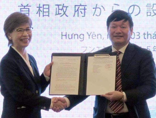 Deputy Chairman of Hung Yen Province People’s Committee Nguyen Van Phong officially offers the decision of the Prime Minister to Ms. KusumiMari, Chairwoman of the board of governors cum principal of the university (Photo: SGGP)